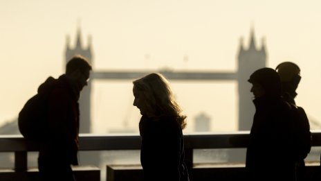 Ръстът на заплатите във Великобритания достигна четиригодишно дъно