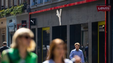 Акциите на Puma се сринаха след прогноза за годишна загуба