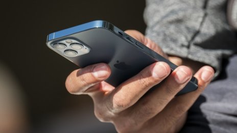 Apple разработва външна батерия с магнитно закачване за iPhone