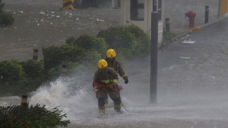 Тайфунът Мангхут сее хаос в Хонконг