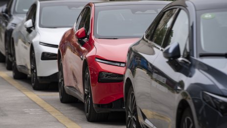 Китайският автомобилен пазар расте бавно през април