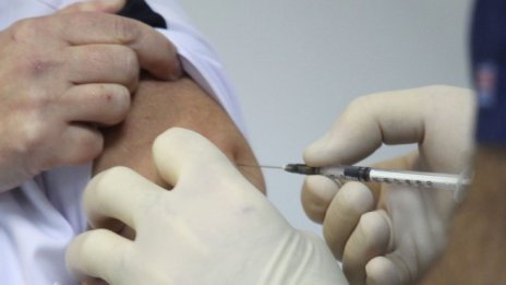 EMA установи възможна връзка между случаи на тромбози и ваксината и на J&J