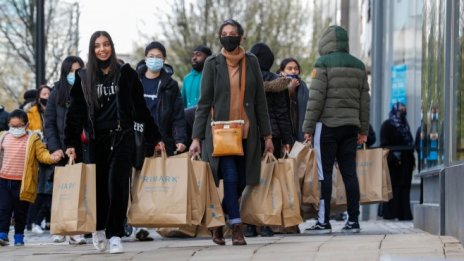 Инфлацията във Великобритания се ускори след поскъпване на горивата и дрехите