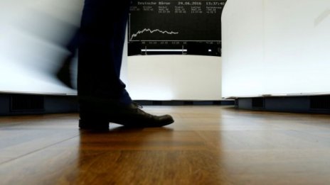 Европейските акции остават под натиск