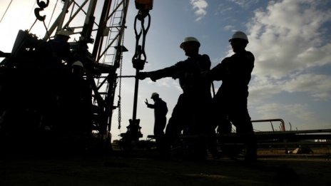 Брент премина границата от 60 долара за барел след свиването на запасите в САЩ*