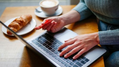 Онлайн продажбите в киберпонеделника се свиха за първи път в историята