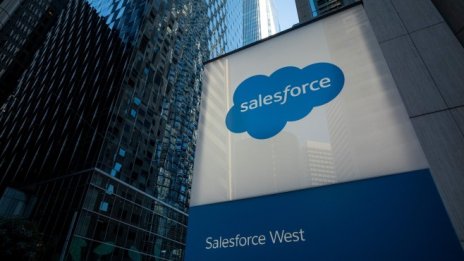 Salesforce повиши годишната си прогноза и назначи нов мениджър