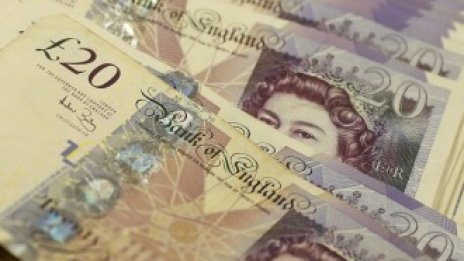 Паундът достигна над 2-годишно дъно заради риска от Brexit без сделка