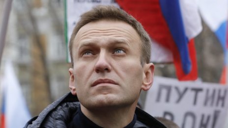 Навални е в болница със съмнение за отравяне