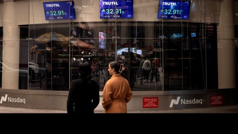 Dow спада с близо 500 пункта, продължавайки със загубите*