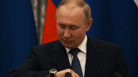 Икономическа битка на китката - Путин сменя швейцарски часовник с руски