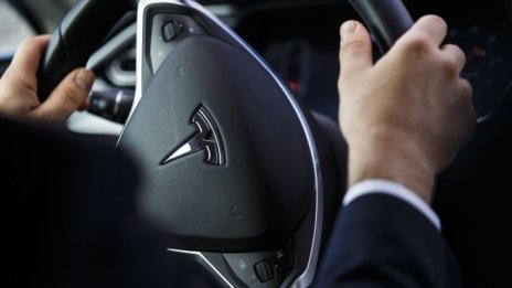 Uber ще получи до 50 хил. електромобила от сделката на Hertz с Tesla