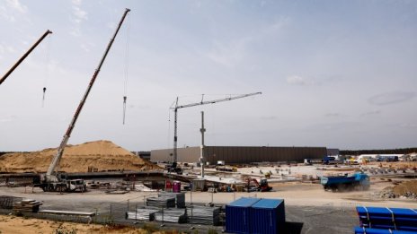 Tesla очаква фабриката ѝ в Германия да заработи от октомври