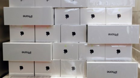 Сенатори увеличават натиска над Apple заради проблемите с батериите