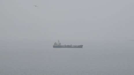 Силна буря разцепи два руска петролни танкера край Крим