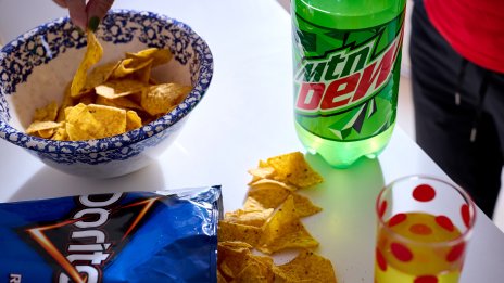 PepsiCo сви прогнозата за приходите си, докато потребителите затягат коланите