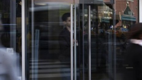 Best Buy затваря 50 големи филиала