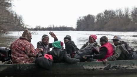 Гръцката гранична полиция отблъсна хиляди мигранти