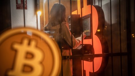 Нови ценови понижения потопиха биткойна до 7-месечно дъно