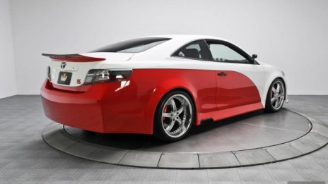 Toyota Camry с двигател от NASCAR отива на търг