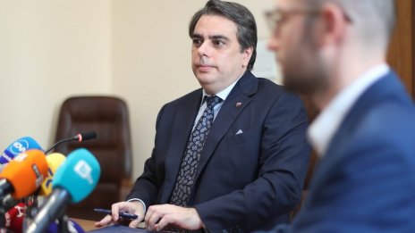 Асен Василев: ДДС за ресторантите ще остане 9%, ако се изсветли браншът