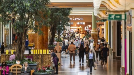 Потребителските нагласи във Великобритания се свиха до близо 50-годишно дъно