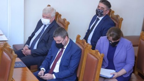 Мерките срещу коронавируса остават в сила още два месеца, реши НС