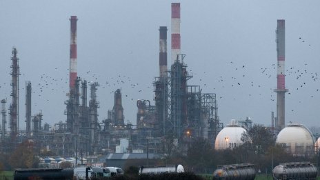 Износът на руски петрол намалява, но остава над нивата от февруари