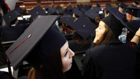 Първокурсниците в защитени специалности са освободени от такси