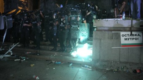 Пиратки и бутилки полетяха към парламента*