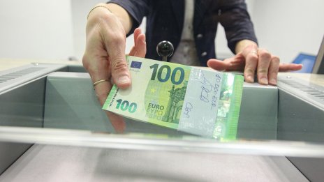 Банки приемат пари в брой без такси до 1 януари 2026 г.