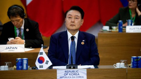 Южнокорейските следователи искат заповед за арест на президента Юн