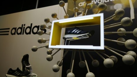 Adidas продължава да страда