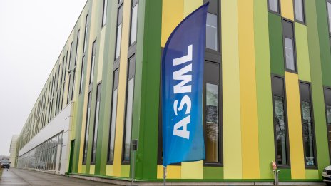 ASML повиши прогнозата си за продажби през 2026 г., подкрепена от AI инвестициите