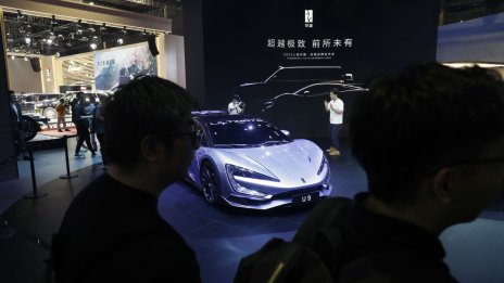 Спадът на продажбите може да коства короната на Tesla при електромобилите