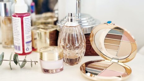 Estee Lauder прогнозира по-голям спад на печалбата заради Китай