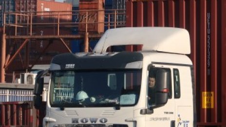 САЩ отчитат първи годишен спад в търговския си дефицит от шест години насам