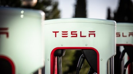 Край на еуфорията: Акциите на Tesla поевтиняват с 18%