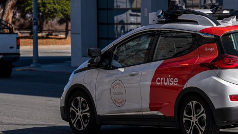 Регулатор в САЩ разследва роботакситата на Cruise заради инциденти с пешеходци