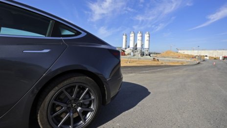 Акциите на Tesla пропадат преди очаквания Ден на батериите