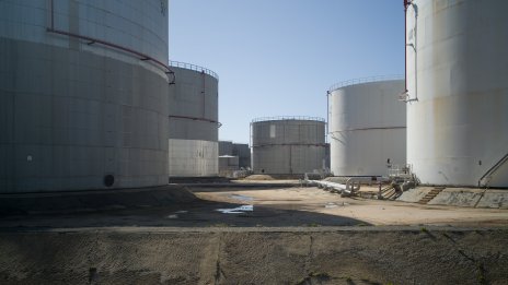 Цените на петрола се насочват към втори пореден седмичен спад*