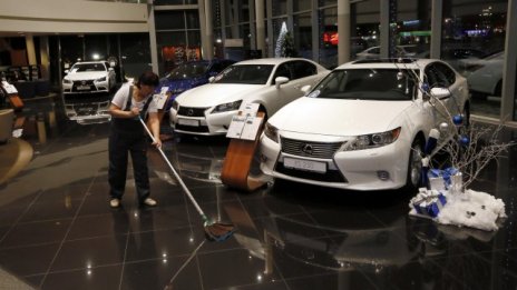 Продажбите на нови автомобили в Русия почти спряха