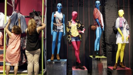 Индустрията за бърза мода налага все по-спешни за решаване екологични проблеми