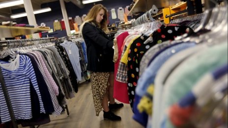 Продажбите на дребно в САЩ записват най-големия си спад от над една година