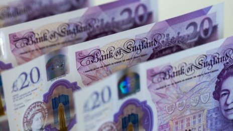 Троен риск изправя паунда пред бурен юни