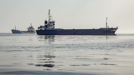 Петролът продължава да минава през Ормузкия проток въпреки твърденията на Иран, че е затворен