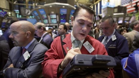 Лавина от лоши новини повлече Wall Street надолу