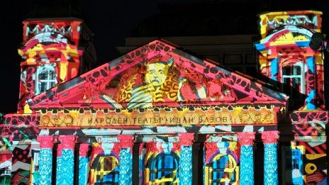 Визуално изкуството на артисти от 6 страни преобразява нощна София