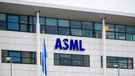 ASML повиши прогнозата си за 2026 г., разширява производствения капацитет