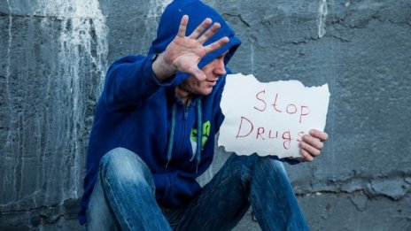 Учениците в България пробват за първи път наркотици на 14 години